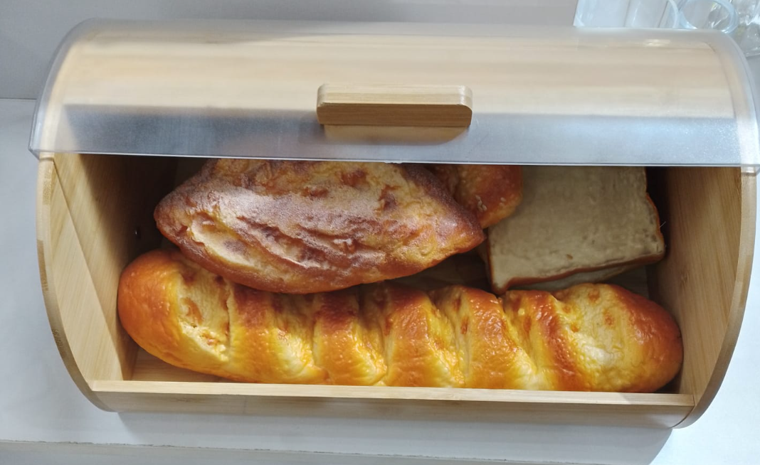 Bread storage container